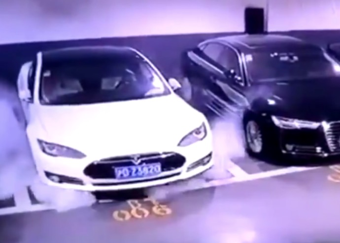 Une Tesla Model S Prend Feu Toute Seule Dans Un Parking Chine