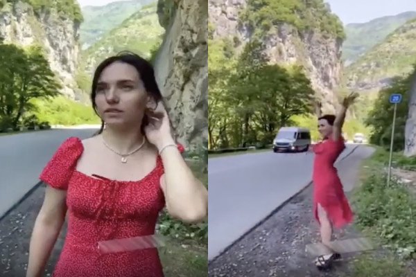 Une jolie fille pose près d'une route et provoque un accident