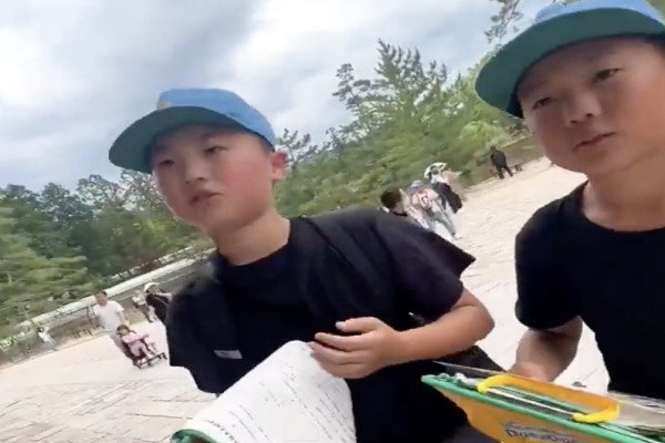 Japon : des enfants pratiquent leur anglais en interrogeant un touriste