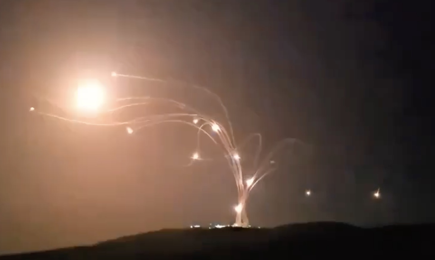Le dôme de fer Israélien intercepte 80 roquettes tirées par le Hezbollah (Liban)