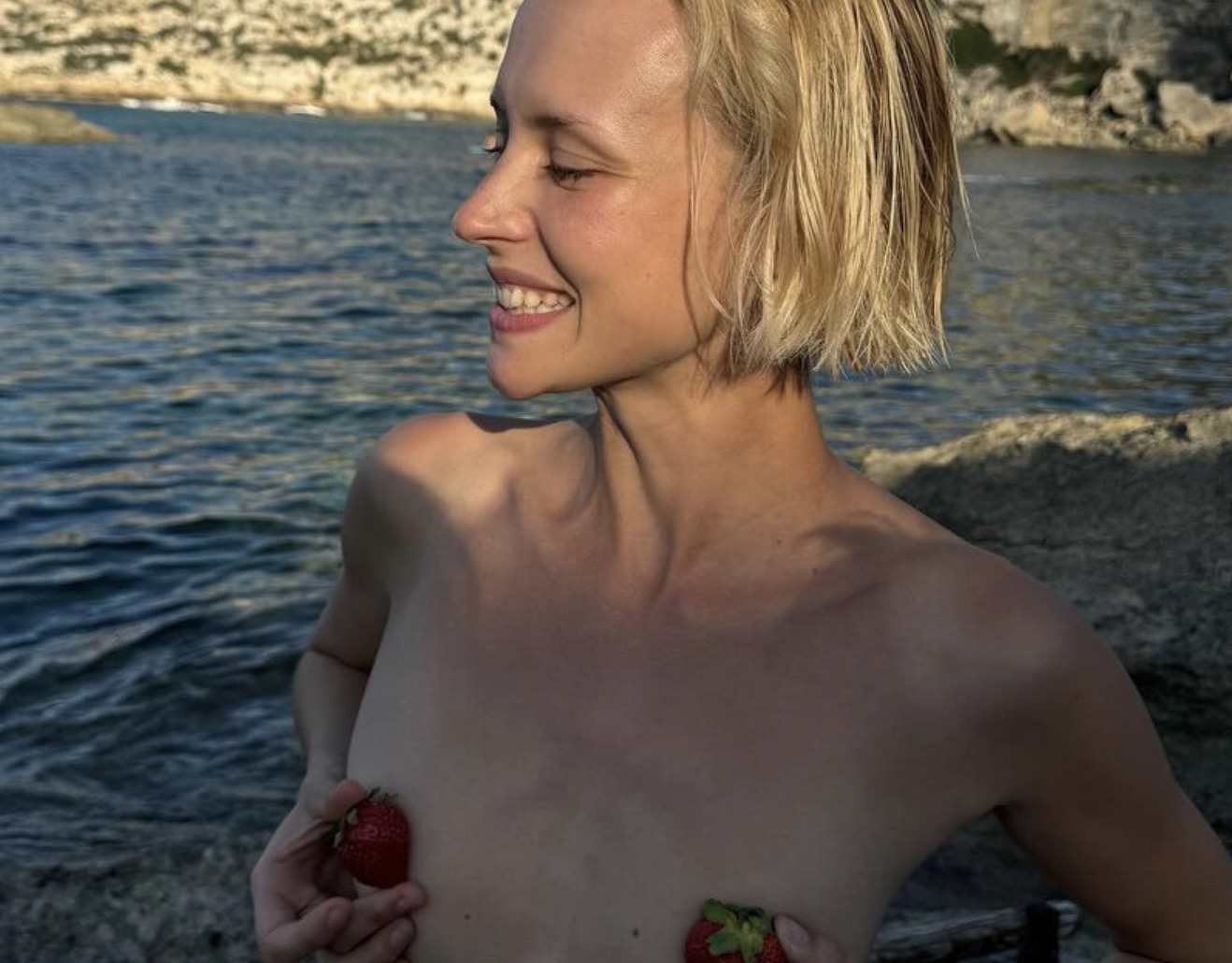 Angèle seins nus sur Instagram