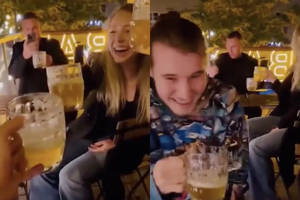 Des amis boivent un verre devant une scène insolite