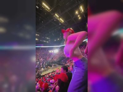Une fille montre ses seins lors d'un meeting de Trump
